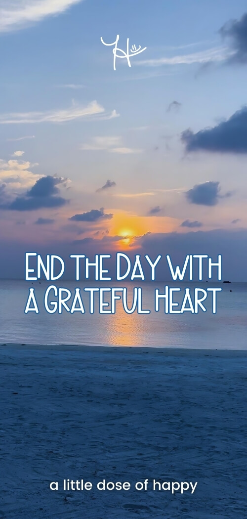 Inspirational blue aesthetic wallpaper from a little dose of happy (aldohappy.com) that says, "End the Day with a Grateful Heart"
