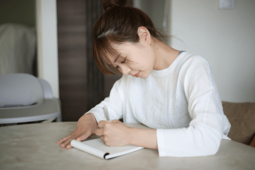 woman writing a gratitude letter