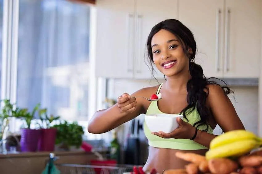 athletic woman eating a healthy breakfast